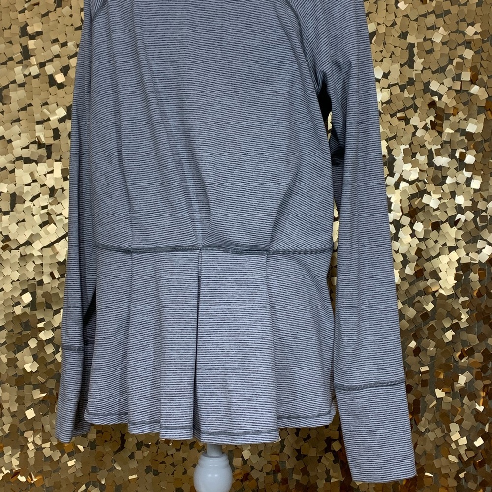 Lululemon ruffle pleated back top- like new